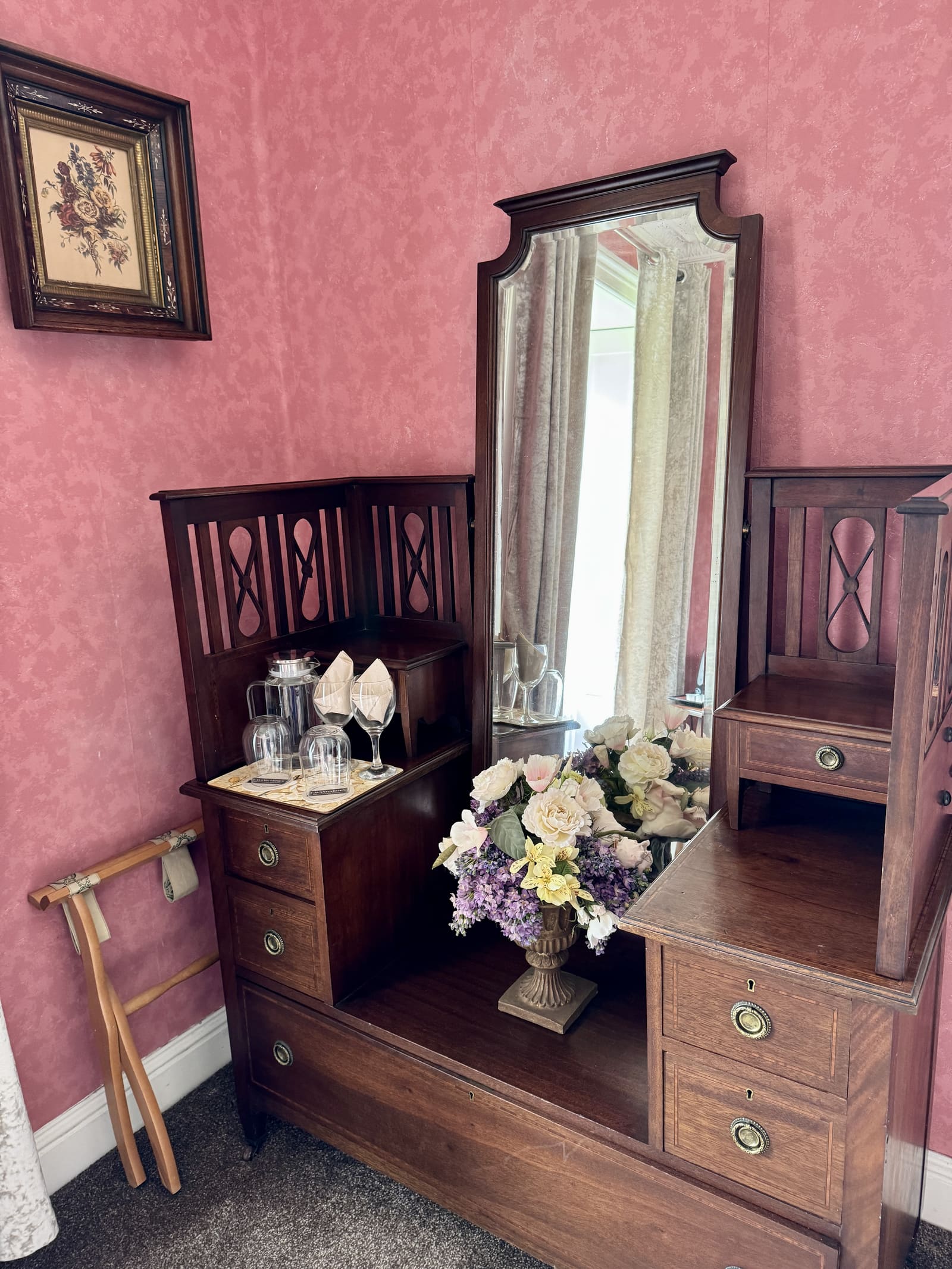 Triple Ensuite dressing table with mirror, flowers, and tea tray